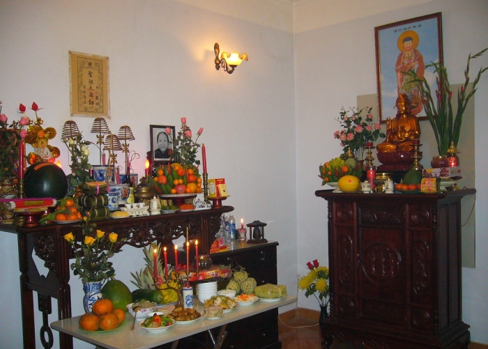  Các loại hương khác nhau được thắp trên bàn thờ